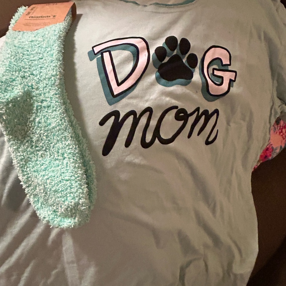 “Dog Mom” mint t-shirt (Size XXL but runs small) with mint matching socks